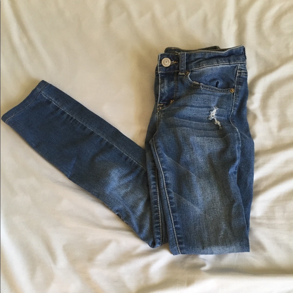 Skinny jeans with tiny rip👖